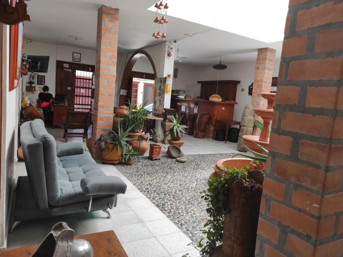 Hotel Barajas Jardin Exterior photo