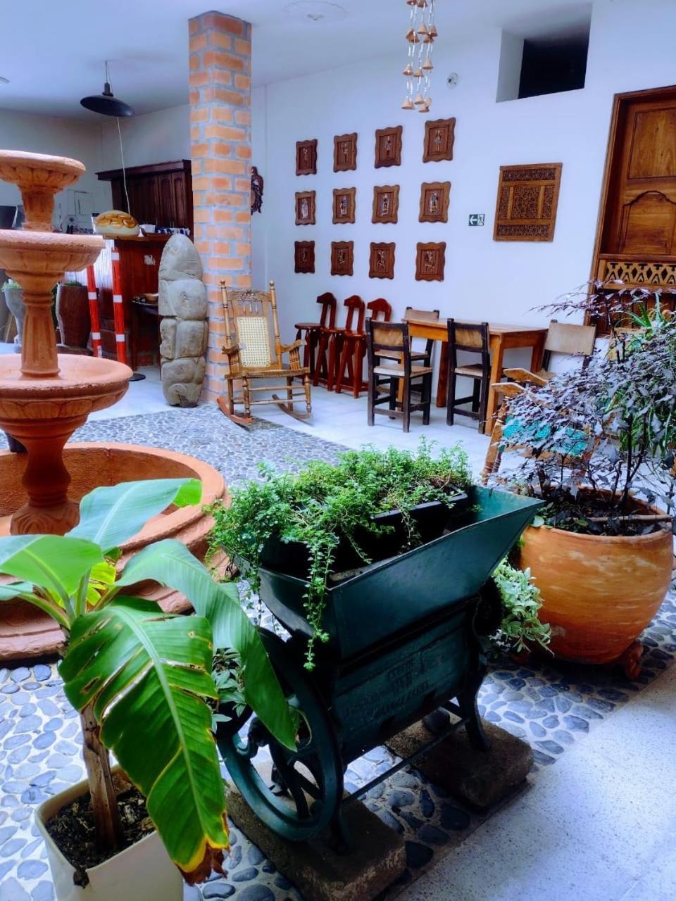 Hotel Barajas Jardin Exterior photo